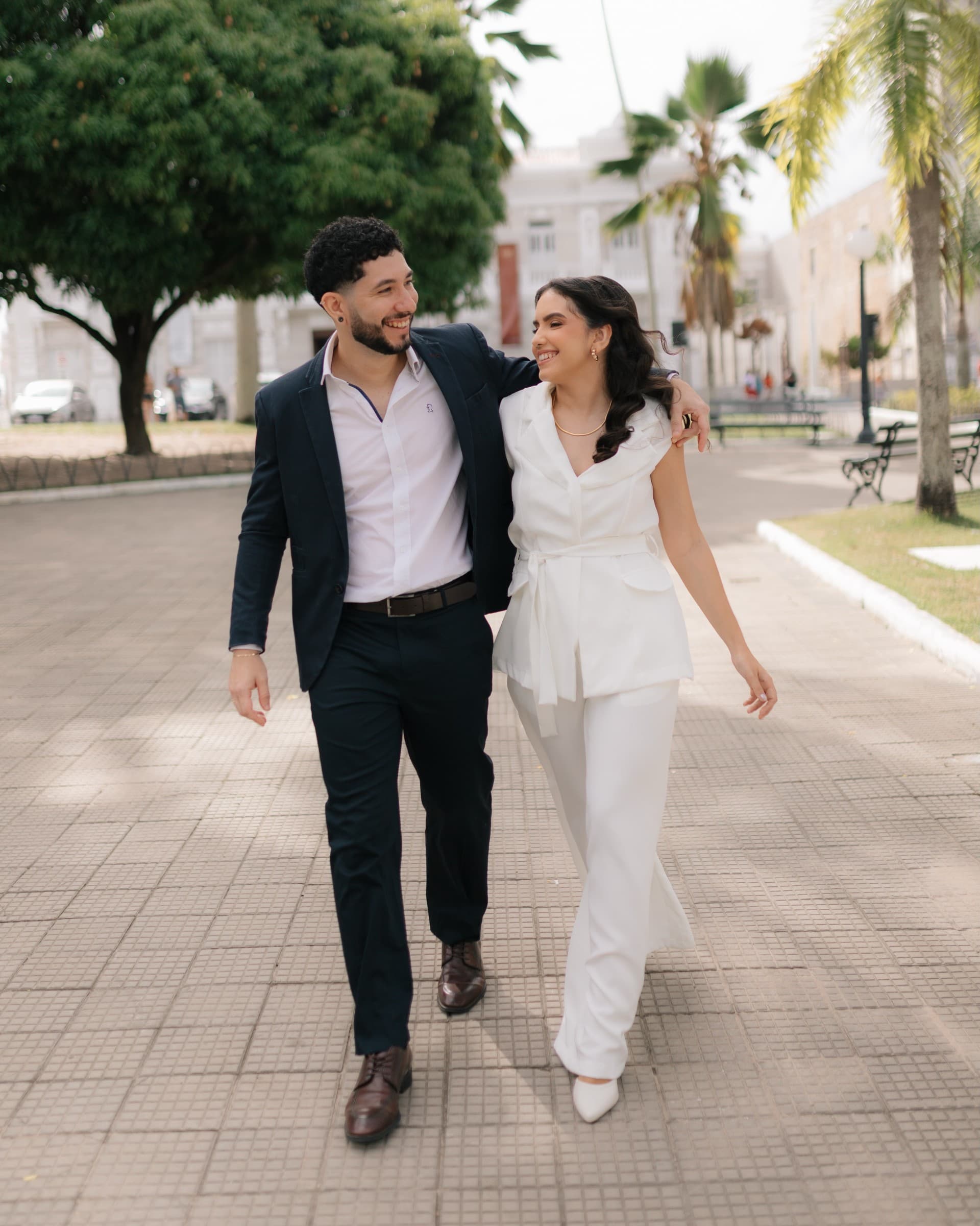 Casal caminhando no centro da cidade